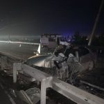 Врезался в стоящую на трассе из Бердска в Новосибирск машину водитель иномарки