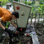 Убирали листву и сорняки на могилах ветеранов бердские активисты