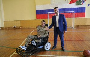 Специализированную электроколяску передали участнику СВО из нашего региона