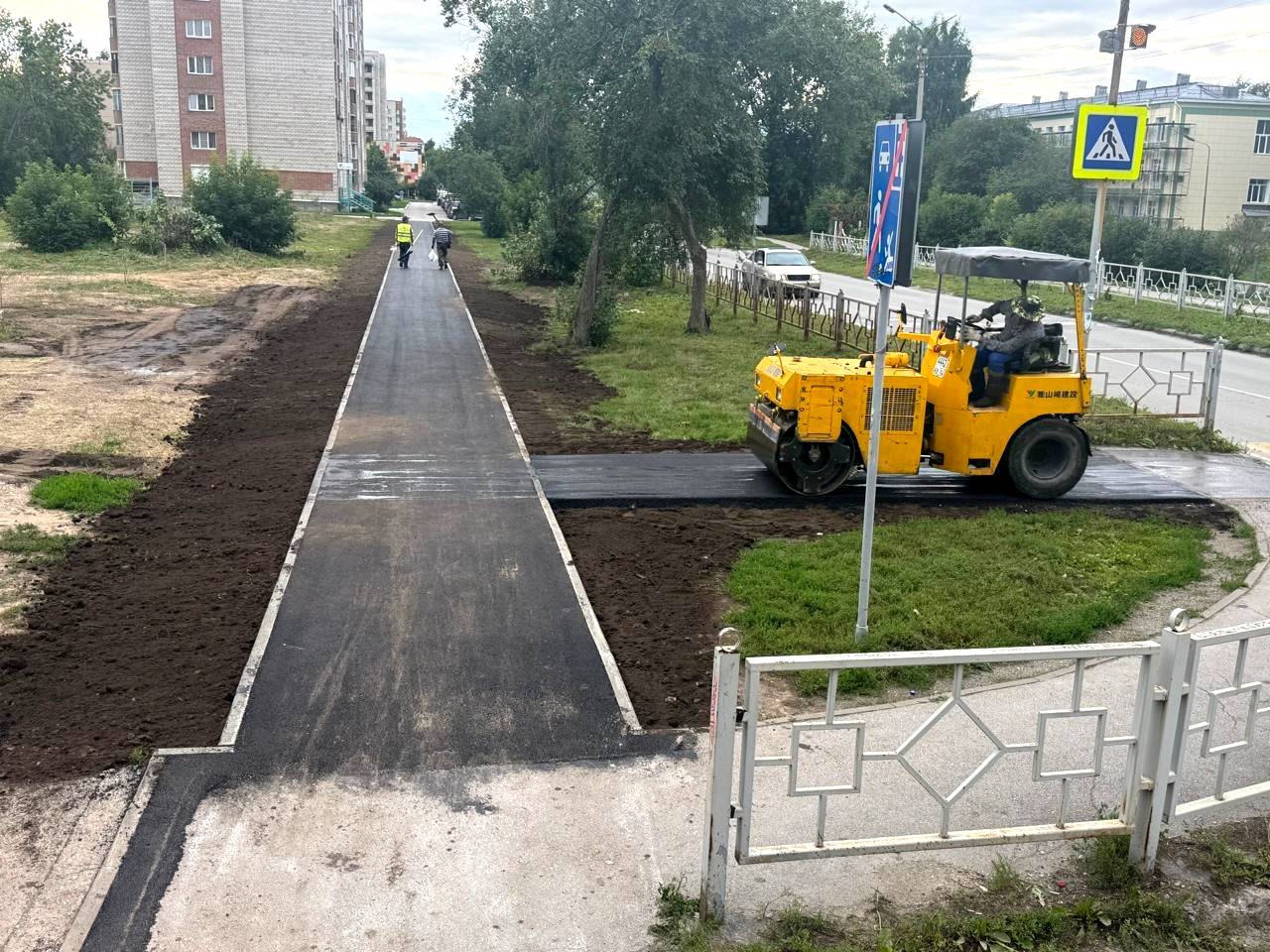 В Бердске завершилось строительство тротуара на улице Комсомольской