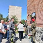Мемориальную доску Герою России Эдуарду Мауреру открыли в Бердске