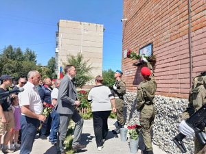 Мемориальную доску Герою России Эдуарду Мауреру открыли в Бердске