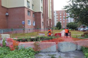 Провал на ул. Красная Сибирь между домами №103 и 107 в Бердске беспокоит бердчан