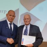 Сенатор РФ, Герой России Александр Карелин наградил ветеранов Бердска