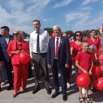 Сразу два огромных триколора украсили площадь Горького в Бердске