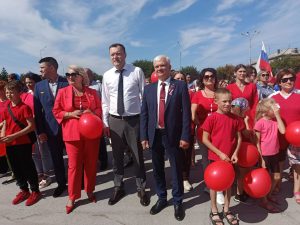 Сразу два огромных триколора украсили площадь Горького в Бердске