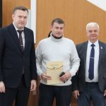 Бердчанина, который спас жизнь ребенку, наградили сегодня в администрации