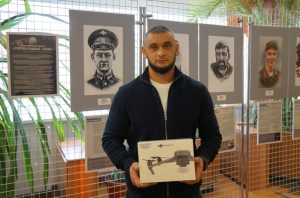 Педагоги Бердска передали «Мавик» Герою России Данияру Джартанову