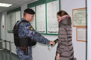 Нерадивую мать из Искитима за неуплату алиментов отправили в колонию