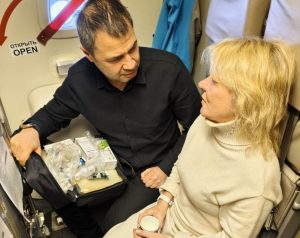 Министр здравоохранения региона оказал медпомощь женщине во время перелета