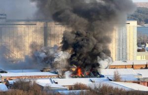 Четыре человека эвакуировались из горящего цеха в Бердске