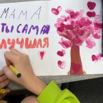 Юные бердчане нарисовали картины и изготовил подарки мамам