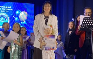 Юная вокалистка из Бердска спела под аккомпанемент известного композитора