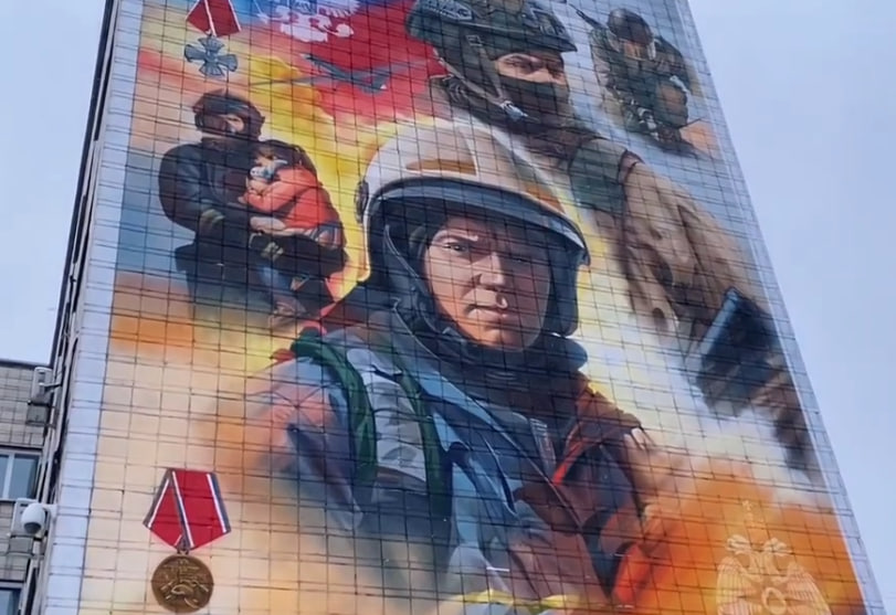 В Новосибирске открыли мурал с изображением пожарного-бердчанина