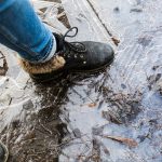 Бердчане делятся способами безопасного хождения по заледеневшим тротуарам