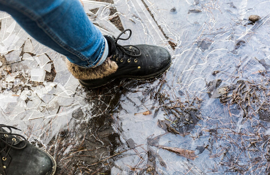 Бердчане делятся способами безопасного хождения по заледеневшим тротуарам