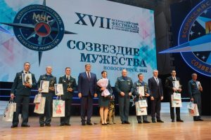 В Новосибирске наградили лучших спасателей России в честь 35-летия МЧС и Дня спасателя