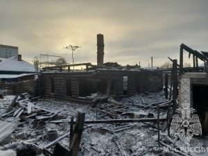 В Бердске сгорел частный дом с гаражом и сараем