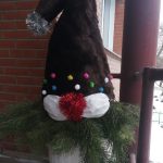 Гном Кузя украшает вход в Центр размещения муниципального заказа в Бердске