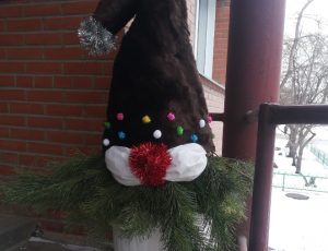 Гном Кузя украшает вход в Центр размещения муниципального заказа в Бердске