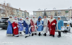 Волонтеры «Армии добра» в Бердске работают Дедами Морозами и Снегурочками