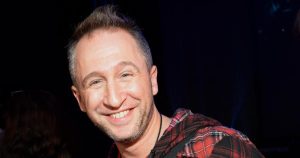 Известный актер и шоу-мэн Оскар Кучера везет в Бердск остросюжетный спектакль о тайнах, предательстве и поиске правды