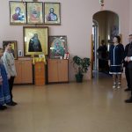 Конфеты и книги подарил православной гимназии сенатор РФ Александр Карелин