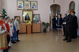 Конфеты и книги подарил православной гимназии сенатор РФ Александр Карелин