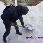Волонтеры в Бердске освободили дом семьи участника СВО от снежного заноса