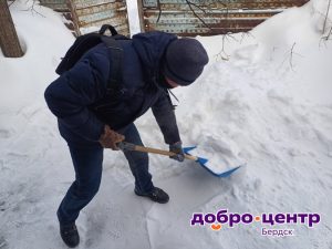 Волонтеры в Бердске освободили дом семьи участника СВО от снежного заноса