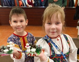 На мастер-классах в Бердске дети изготовили веселого снеговика и Рождественского ангела