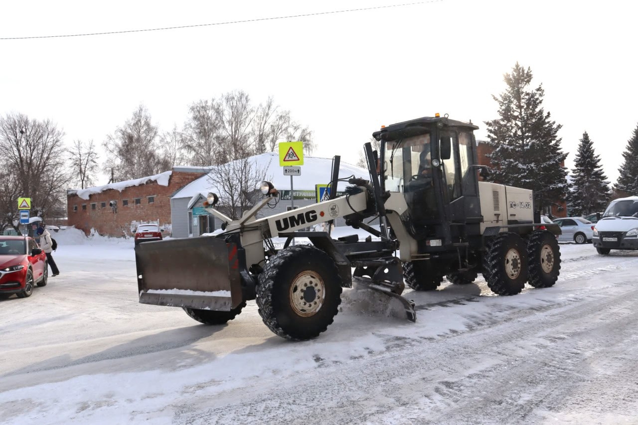 Коммунальщики убрали колейность на трех улицах Бердска