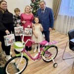 Сенатор Владимир Городецкий подарил дочери Героя России велосипед