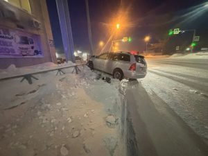 Врезался в ограждение и погиб водитель в Бердске