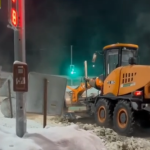 Залило водой перекресток из-за коммунальной аварии в Бердске