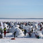 Город иглу возвели на пляже «Бумеранг» в Новосибирске