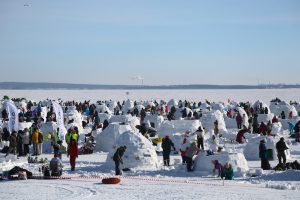 Город иглу возвели на пляже «Бумеранг» в Новосибирске