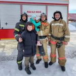 Мишку-спасателя подарили девочке из Бердска сотрудники МЧС