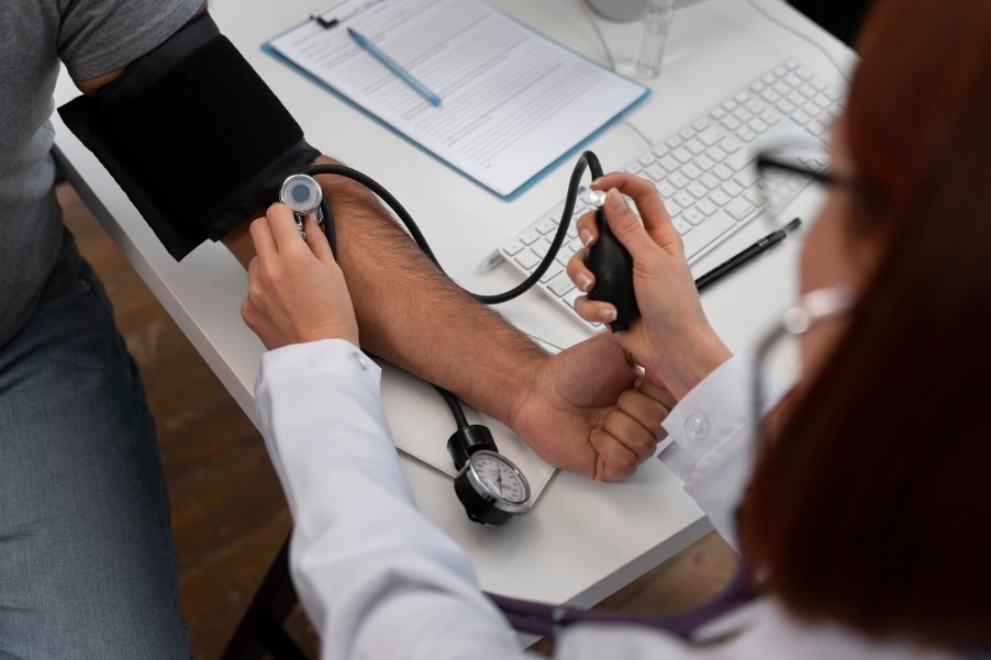 Жители Новосибирской области смогут закрывать больничные в MAX