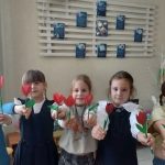 Юные бердчане воложили красные тюльпаны в память о погибших в Афганистане