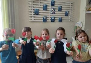 Юные бердчане воложили красные тюльпаны в память о погибших в Афганистане