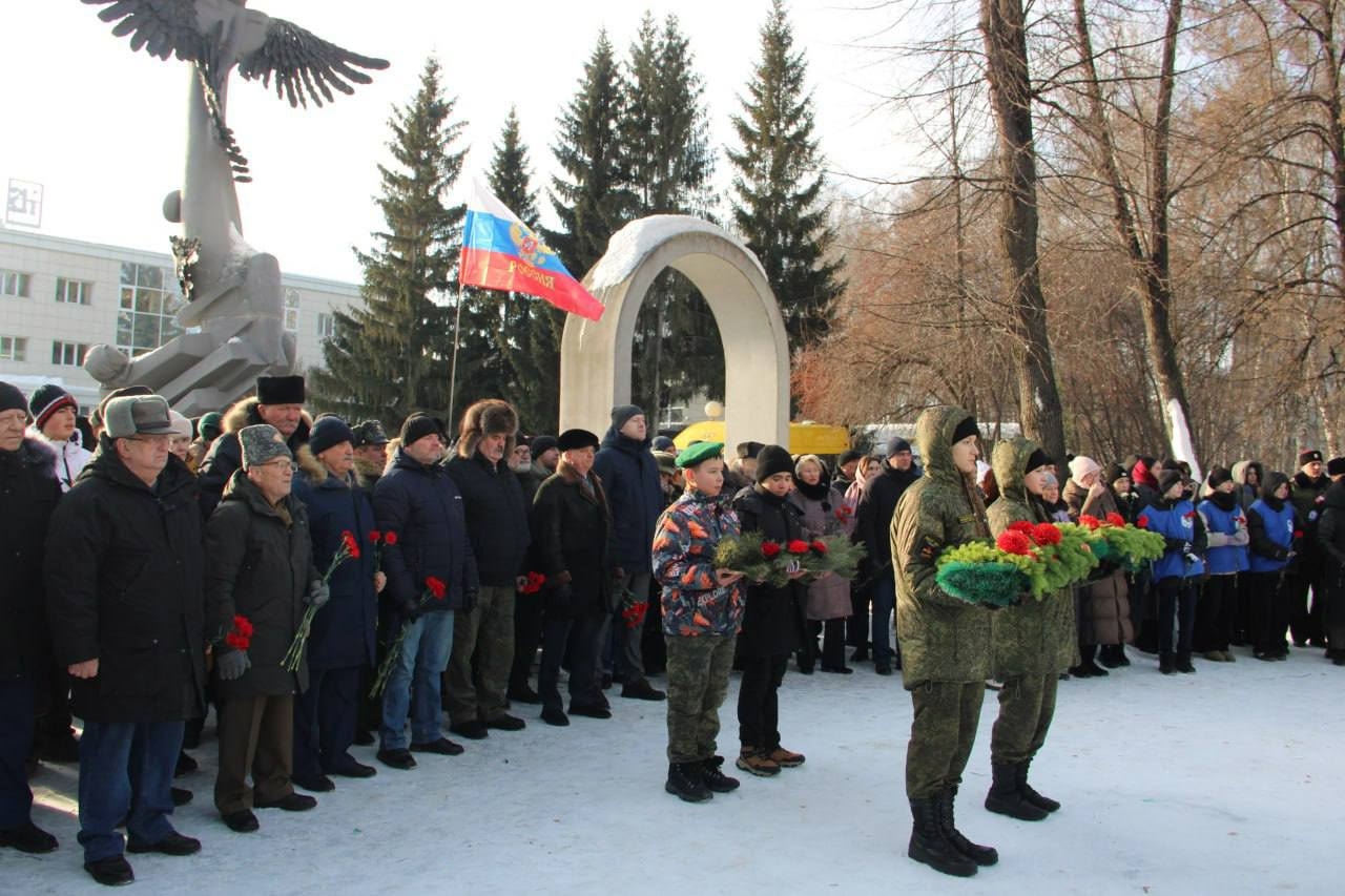 Цветы в память о воинах-интернационалистах возложили сегодня к мемориалу в Бердске