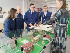 Памятную книгу об истории бердской прокуратуры подарили музею нашего города