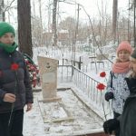 Школьники из Бердска очистили от снега могилу Героя Советского Союза Дмитрия Пастухова