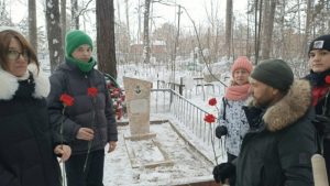 Школьники из Бердска очистили от снега могилу и стелу Героя Советского Союза Дмитрия Пастухова