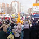 Чучело сожгли под восторженные крики детворы у ДК “Родина” в Бердске