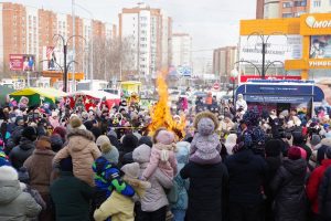 Чучело сожгли под восторженные крики детворы у ДК “Родина” в Бердске