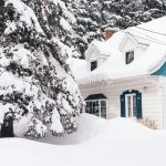 В Бердске рухнула крыша дома под тяжестью мокрого снега: хозяин получил травму