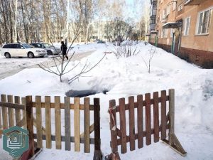 Опасный провал обнаружили у дома №63 на улице Микрорайон в Бердске