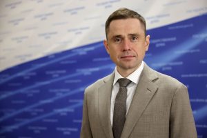 С 8 Марта поздравил бердчанок депутат Государственной Думы РФ Александр Аксёненко